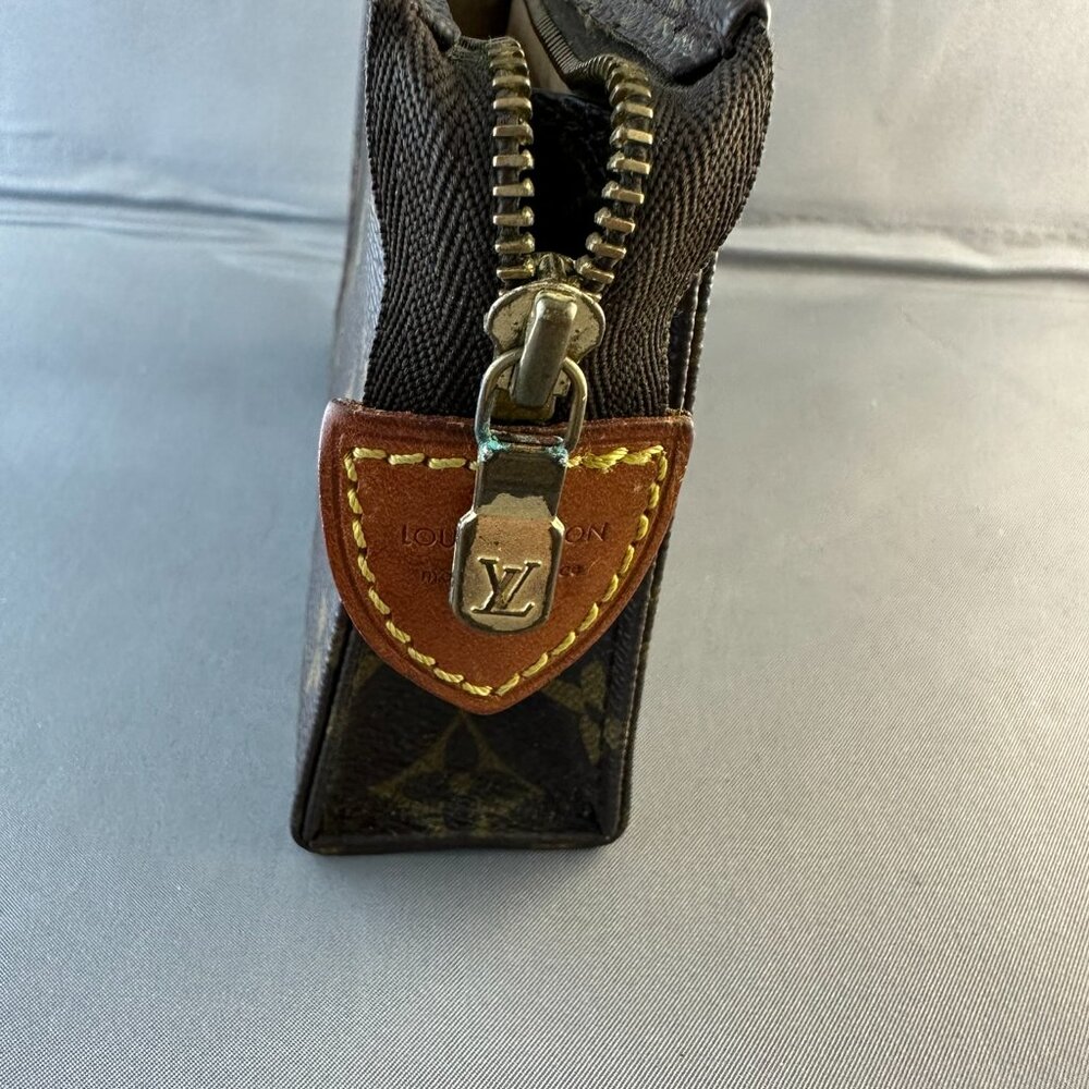Vintage Louis Vuitton Leather Cosmetic/Toiletry Pouch - Poche Toilette 15  ✨👜 - Picture 6 of 9